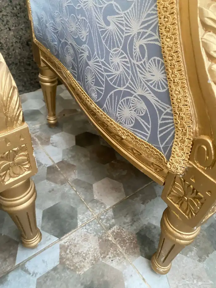 للبيع كنب كلاسيكي نظيف 3