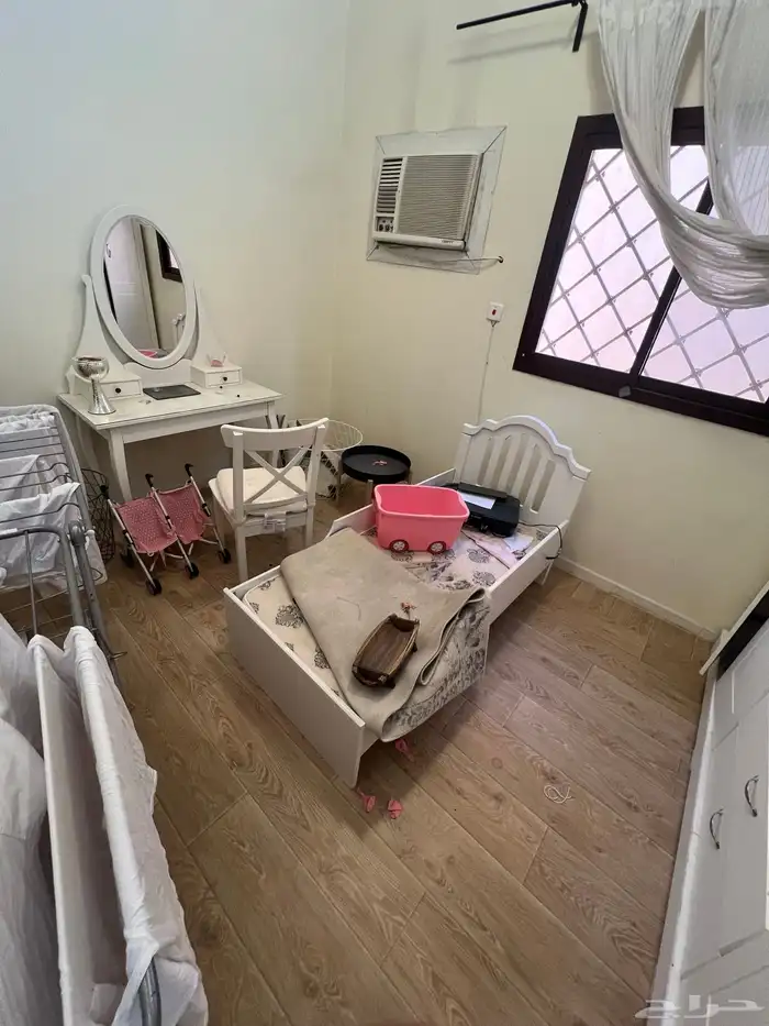 غرفة نوم اطفال سرير وطاولة وتسريحة وكرسي شبه جديدة 0