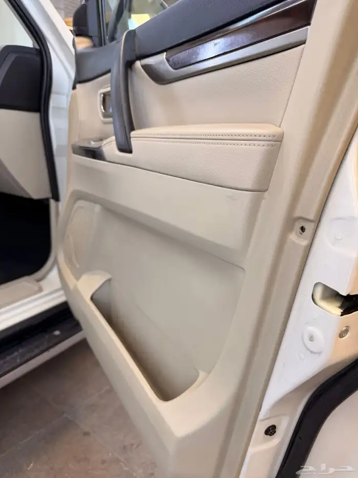 للبيع جيب باجيرو 2015 17