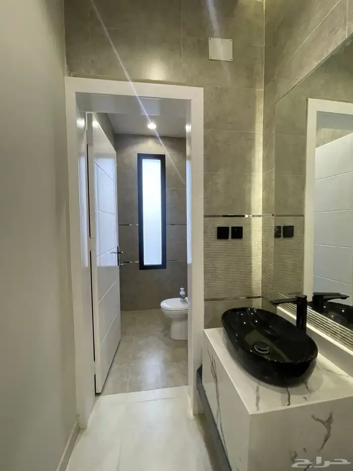 للبيع شقه علويه بإطلا له رائعه بالقرب من المطار من 520 الف 2