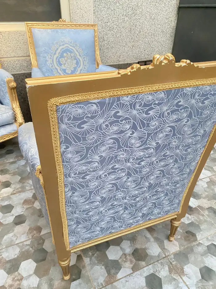 للبيع كنب كلاسيكي نظيف 2