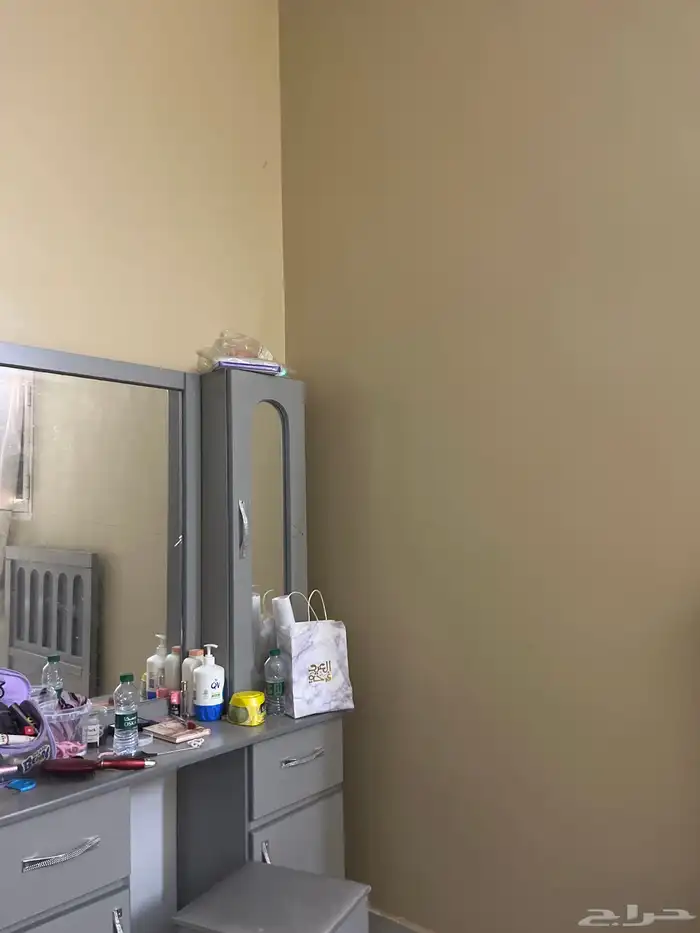 كرسي نوم العدد 3 و اثنين طاولة صغيرة درج و طاوله كبيره 1