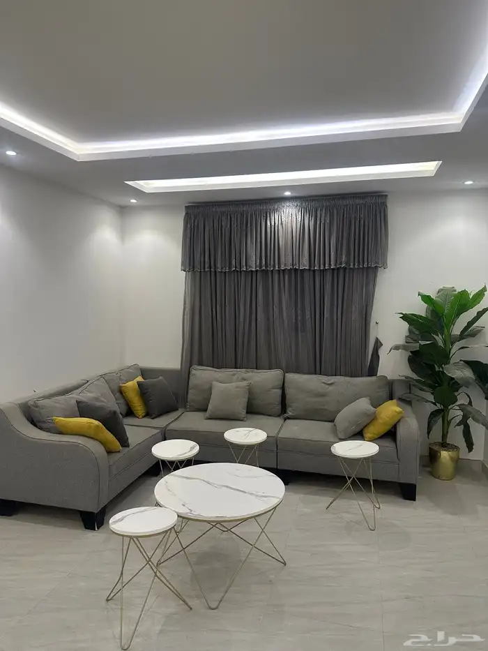 للبيع كنب و طاولة و ستارة وطاولة تلفزيون 2