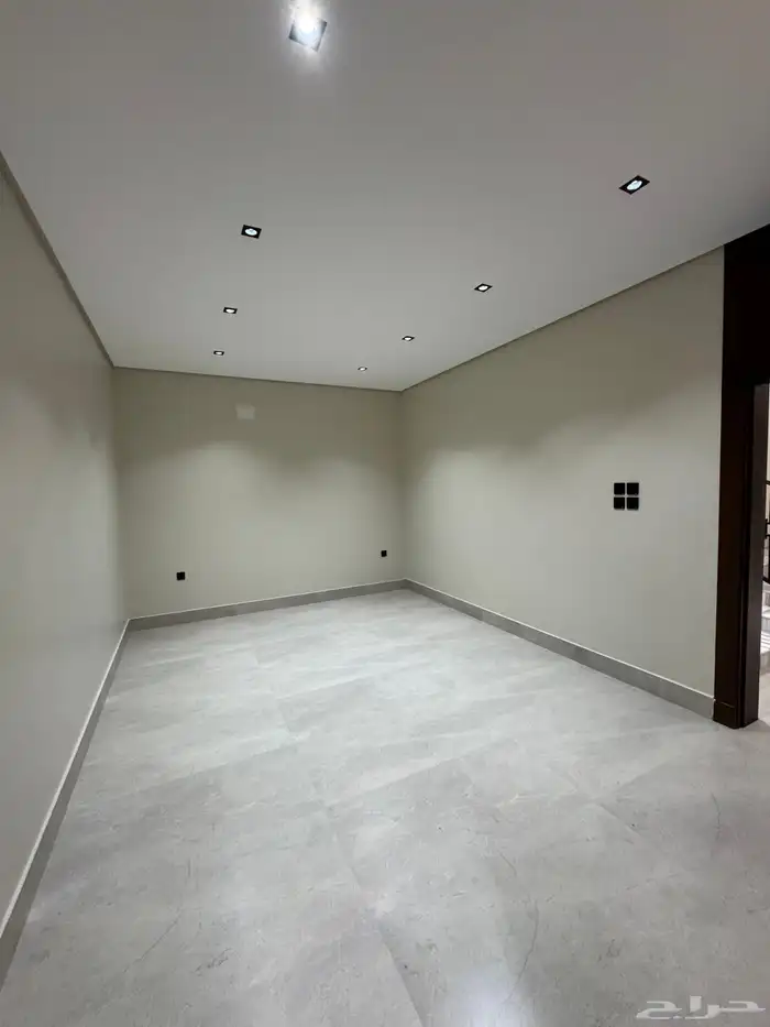 للبيع فيلا مودرن دورين وملحق واصل جميع الخدمات بحي راقي 5