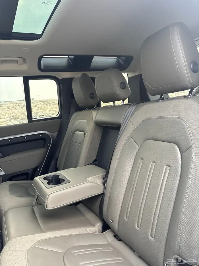 لاند روفر ديفندر 2020 رمادي فئة S P300 7