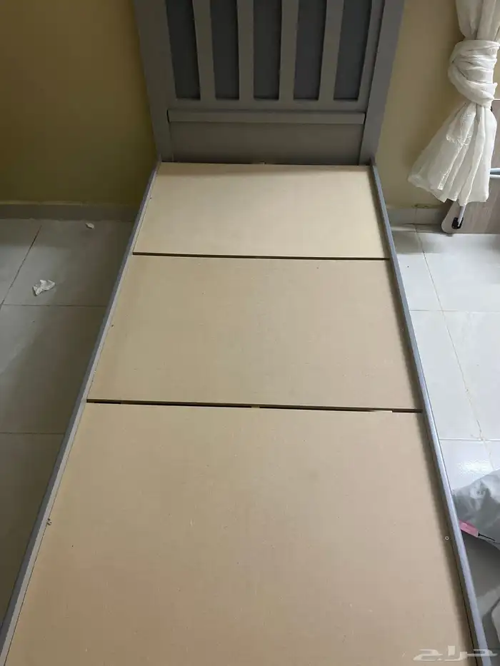 كرسي نوم العدد 3 و اثنين طاولة صغيرة درج و طاوله كبيره 0