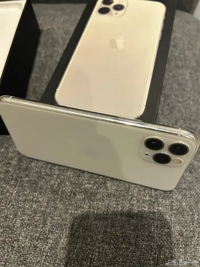 ايفون 11 برو مع كرتونه 9