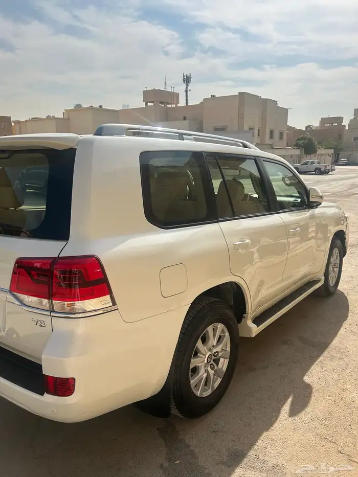 لاندكروزر ديزل موديل 2021 نصف فل 9