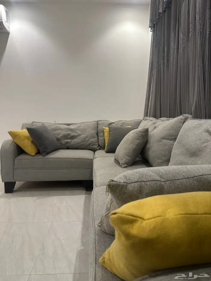 للبيع كنب و طاولة و ستارة وطاولة تلفزيون 1