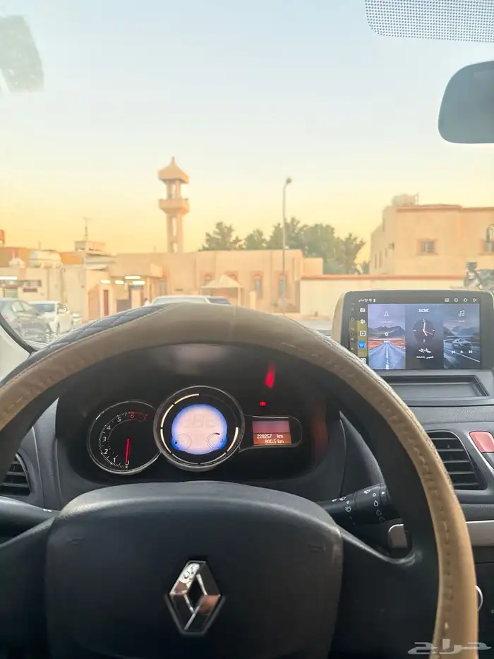 سيارة من نوع RENAULT- FLUENCE 2015 8