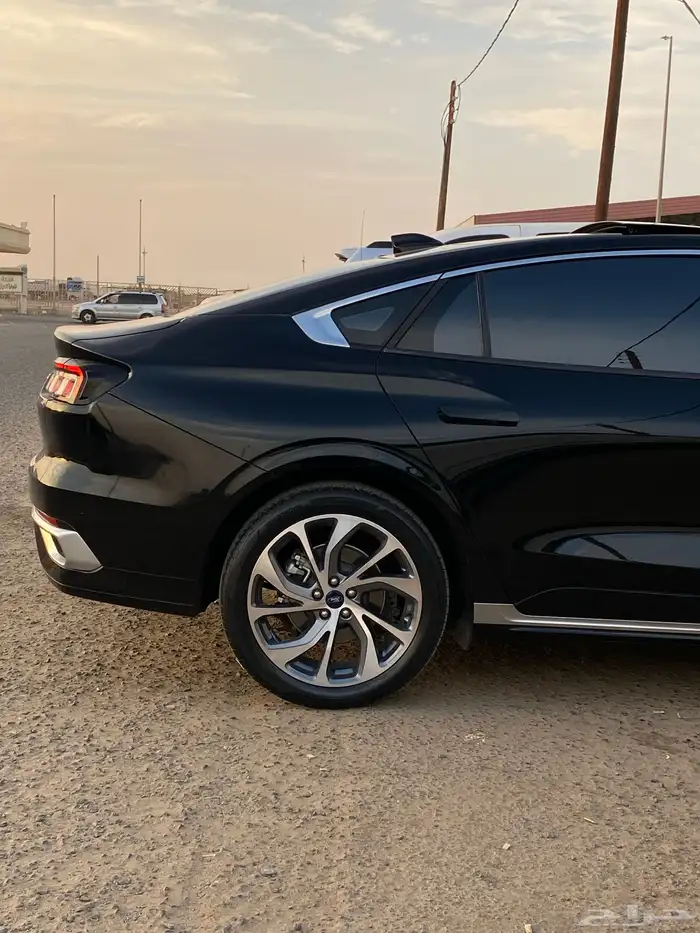 فورد تورس 2023 تيتانيوم 8