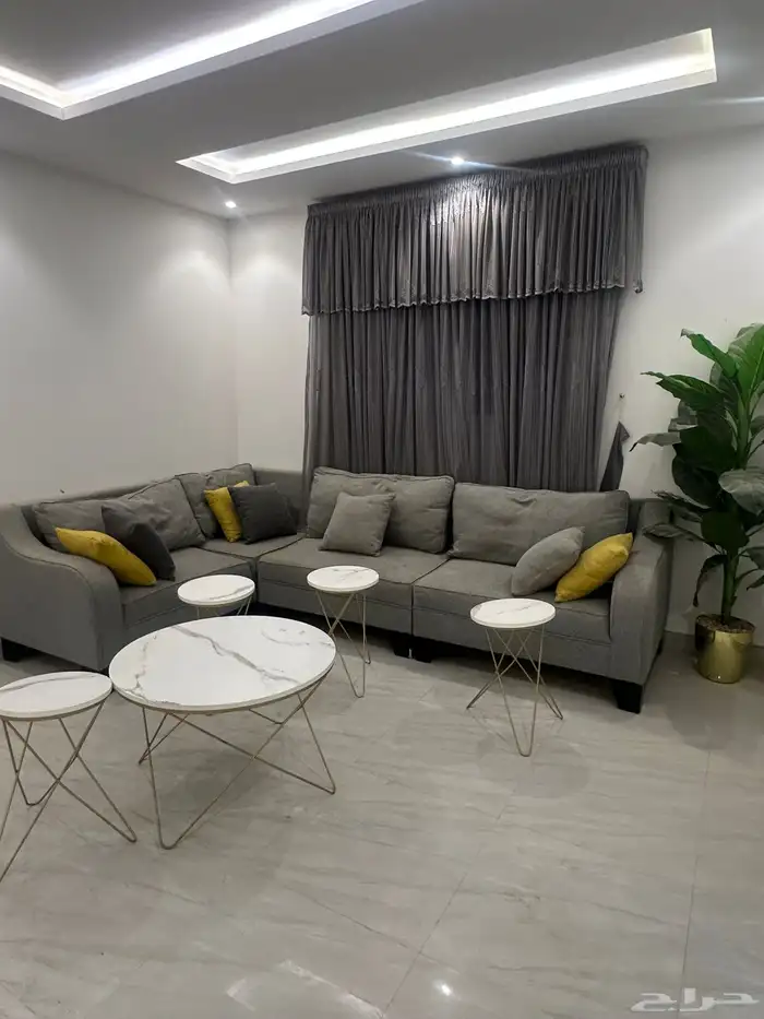 للبيع كنب و طاولة و ستارة وطاولة تلفزيون 4