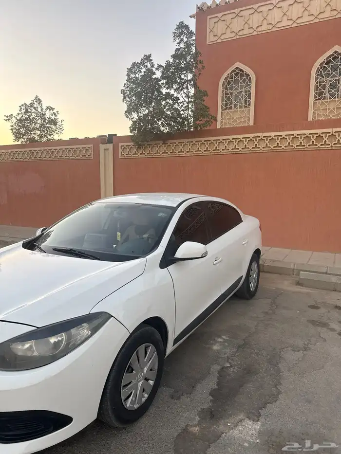 سيارة من نوع RENAULT- FLUENCE 2015 1