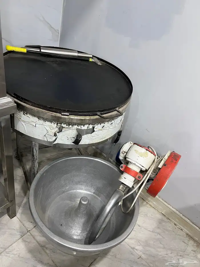 ساج شورما وساج فطير وطولت مغسل وسخان أمركي وثلاجة تجميد و 12