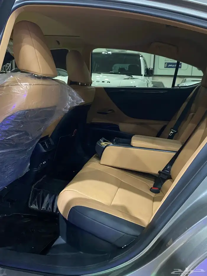 لكزس ES 300 هايبرد 2023 مالك اول شبه جديد 13