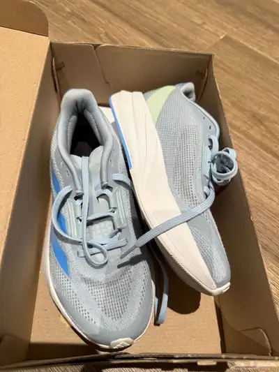 شوز نسائي من ماركة اديداس مقاس37 index