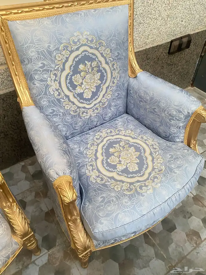 للبيع كنب كلاسيكي نظيف 5