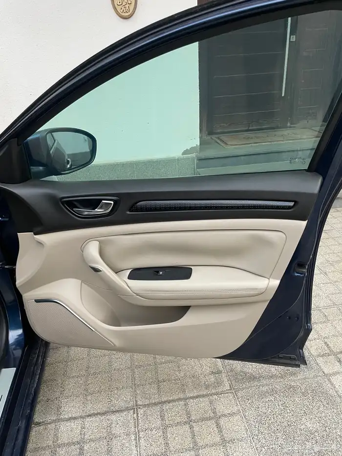 2018 رينو ميقان نص فل شاشة كبيرة 20