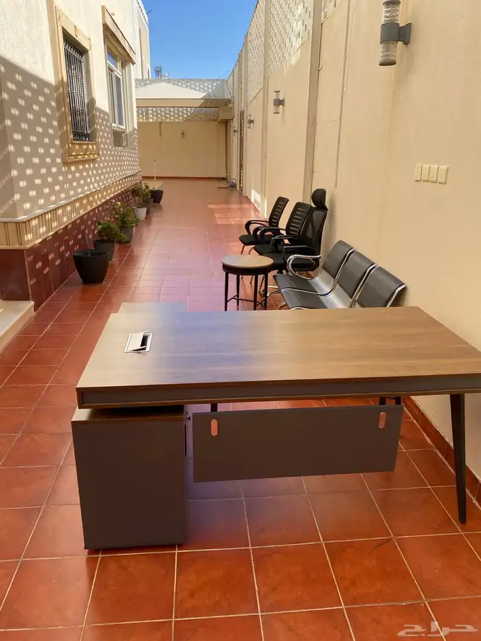 مكتب بكامل محتوياته 1