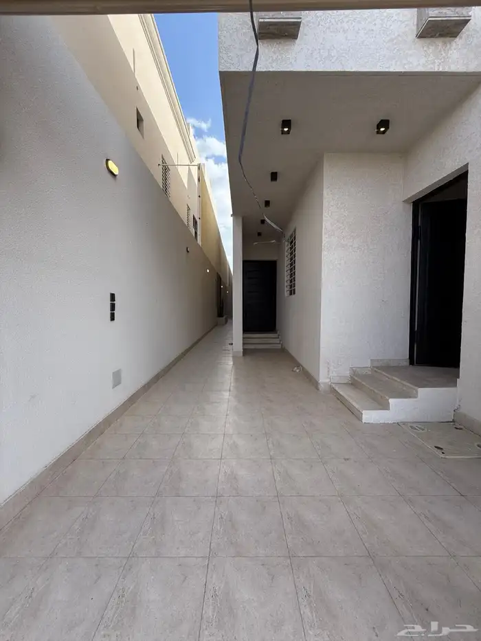 للبيع شقه ارضيه ببايكة ف حي المصيف مقابل نادي ضمك 3