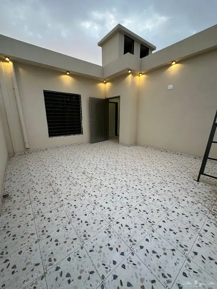 للبيع روفات وسيعة مع كراج باسعار مناسبة مخطط 2 بالخميس 22