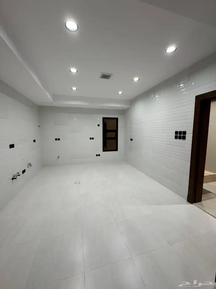 للبيع فيلا مودرن دورين وملحق واصل جميع الخدمات بحي راقي 12