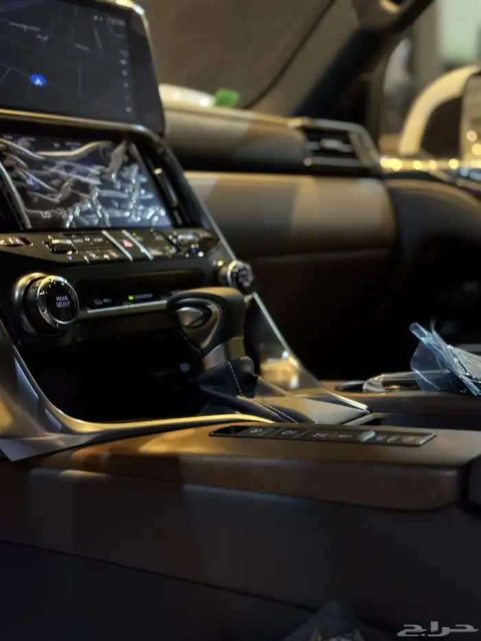 لكزس LXBB ابيض داخل ابيض الساير 2025 7