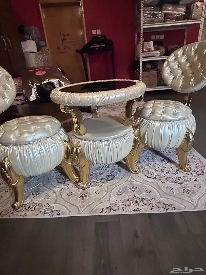 طاولة وكرسيين 0