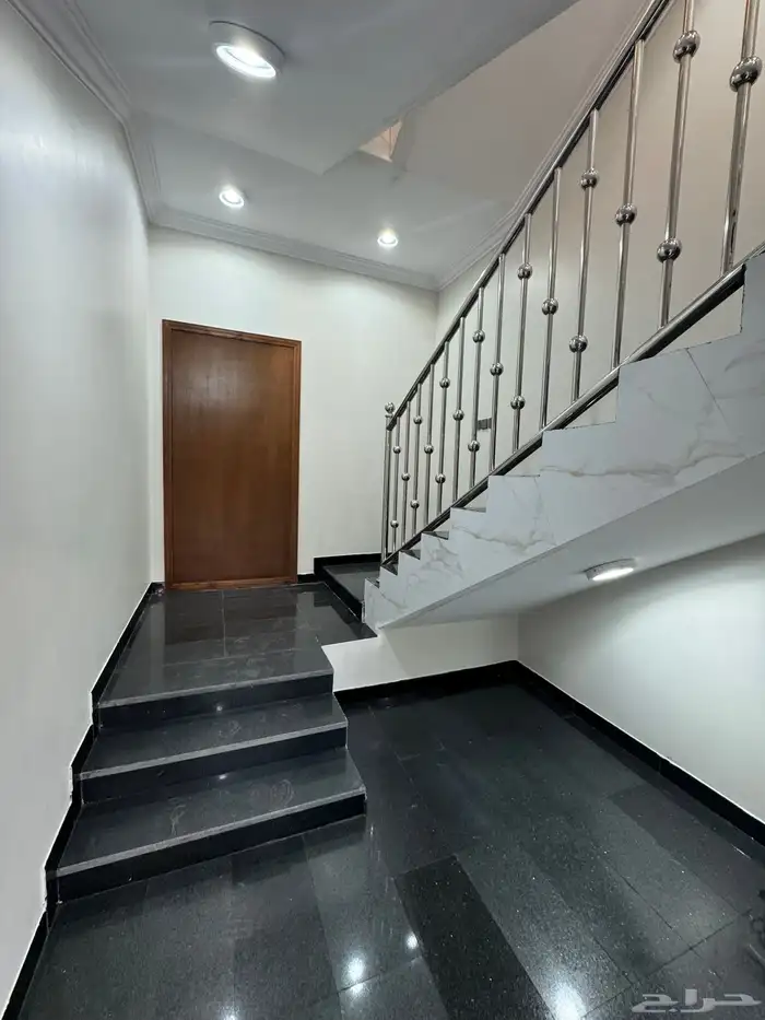 للبيع روف علوي بمدخل سياره شمال الخميس درج داخلي وخارجي 2