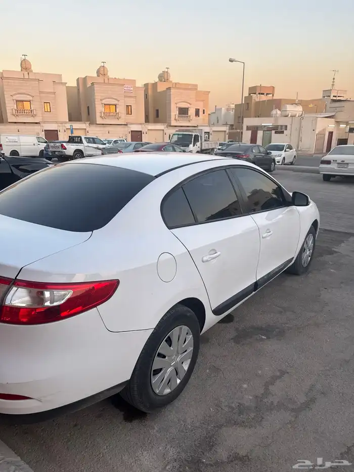 سيارة من نوع RENAULT- FLUENCE 2015 4