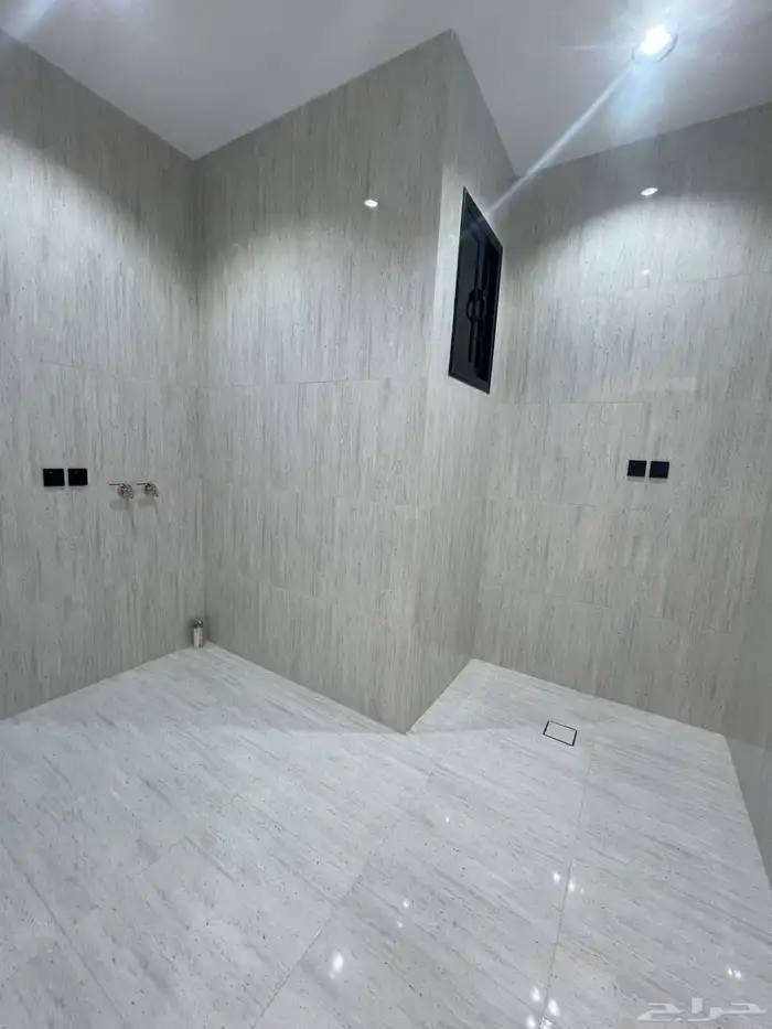 للبيع ادوار ارضية و علوية للبيع حي الطلح وسط الخدمات 12