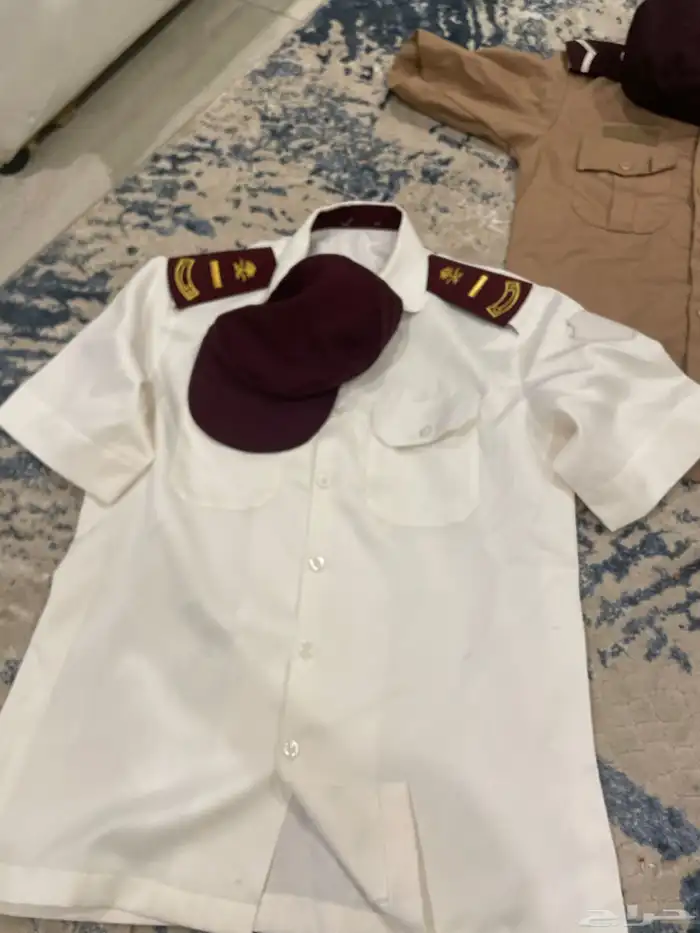 للبيع قميص أبيض حق سكرتي. قميص بني 0