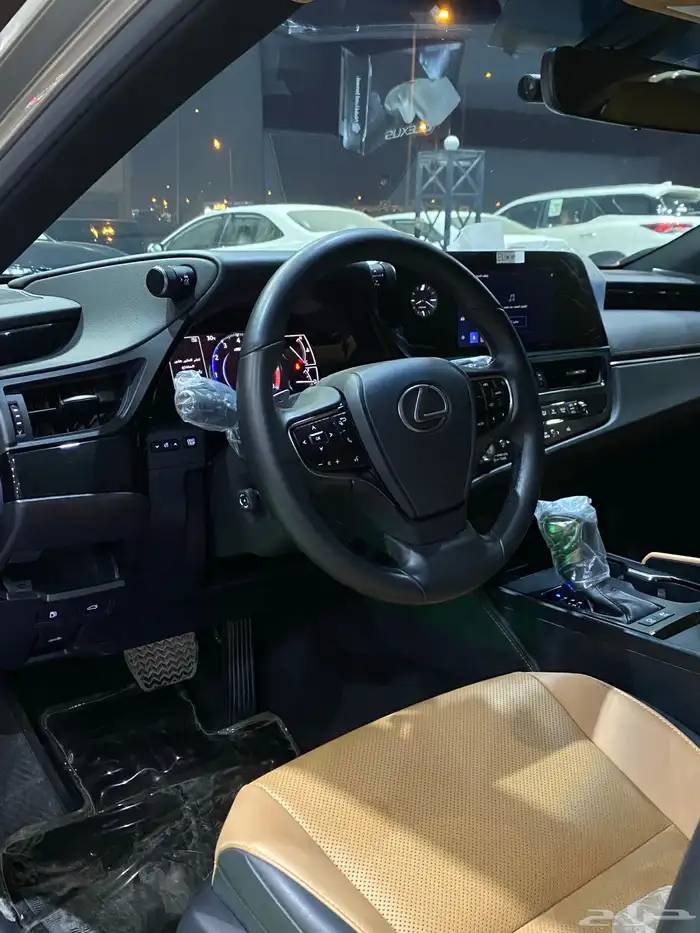 لكزس ES 300 هايبرد 2023 مالك اول شبه جديد 11