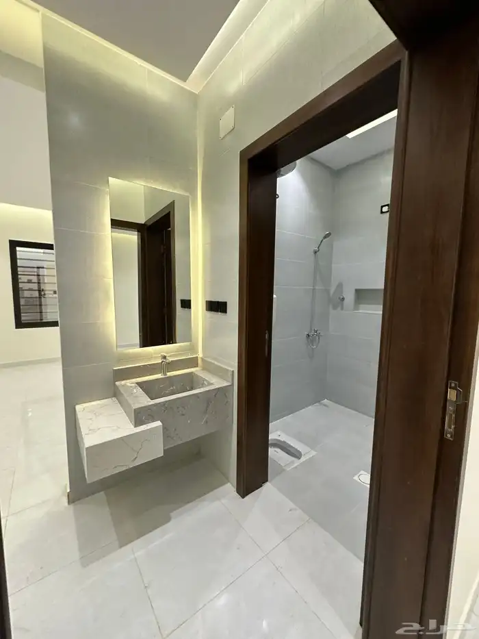 للبيع روفات وسيعة مع كراج باسعار مناسبة مخطط 2 بالخميس 17