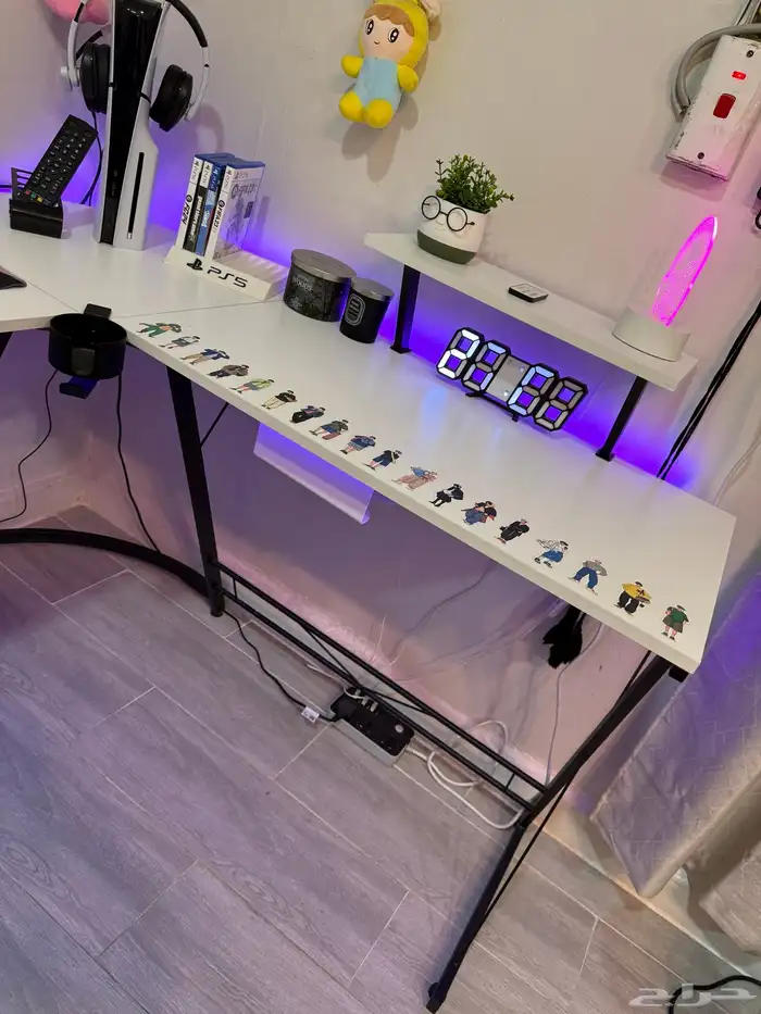 طاوله قمينق نظيفه 3