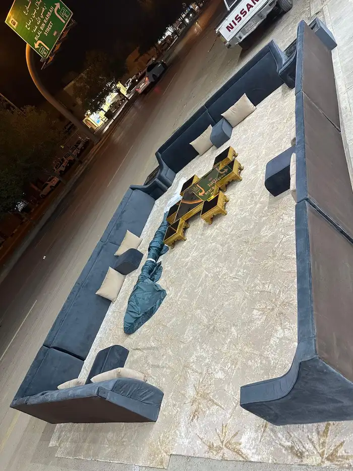 مجلس شبه جديد يشمل اطاولات والفرشه وستاره 5