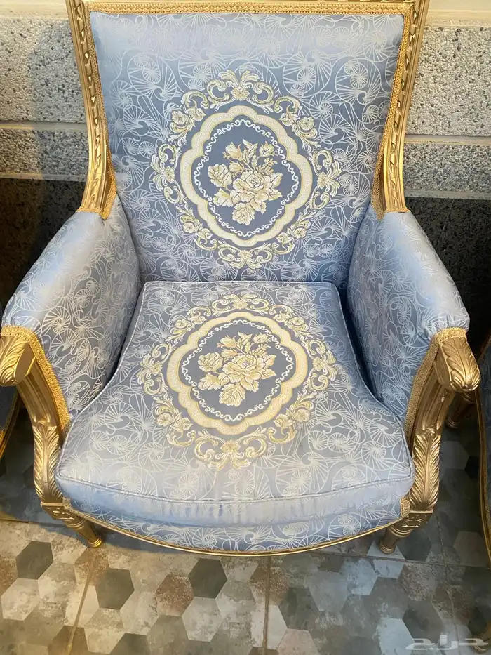 للبيع كنب كلاسيكي نظيف 6