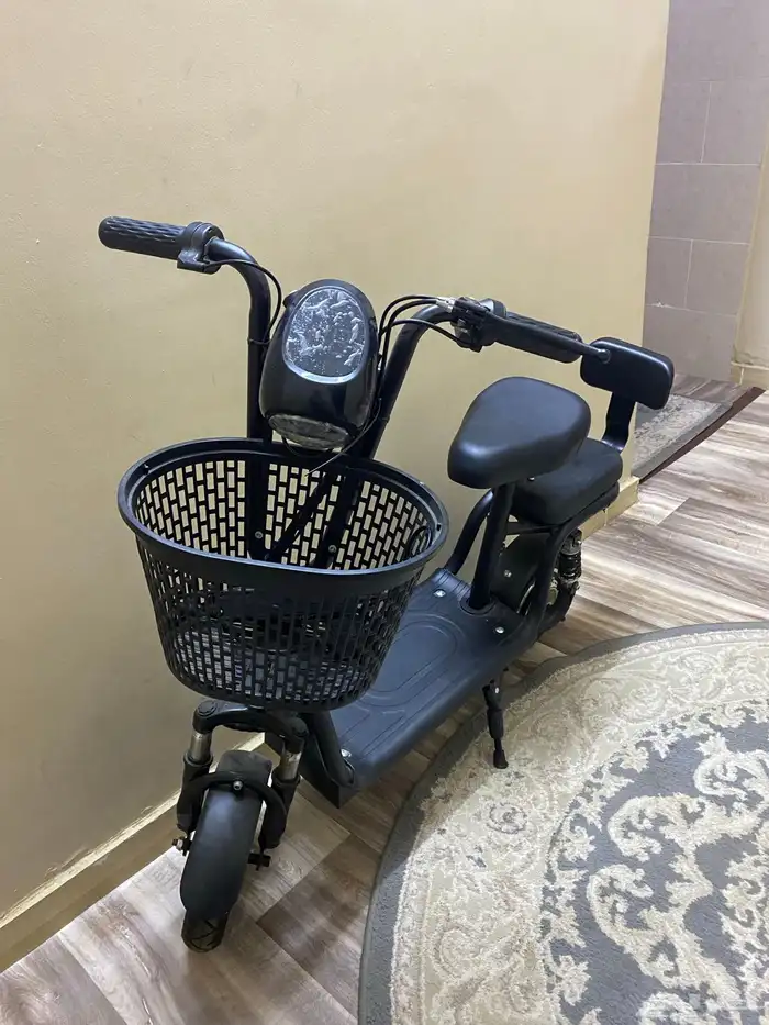 سكوتر كهربائي أسود سرعة قصوى 40كم  مدى 25-40وعجلات مقاس 10ب 1