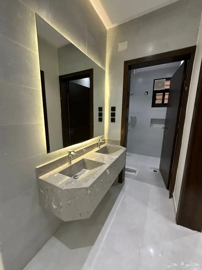 للبيع روفات وسيعة مع كراج باسعار مناسبة مخطط 2 بالخميس 3