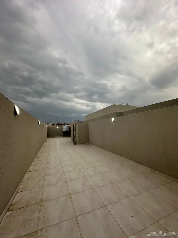 للبيع شقق علويه ممتازه والسعر 520 الف بحى المعارض خميس مشيط 16