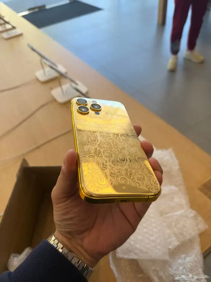 آيفون 16 pro max مطلي بالذهب عيار 24 قراط 1
