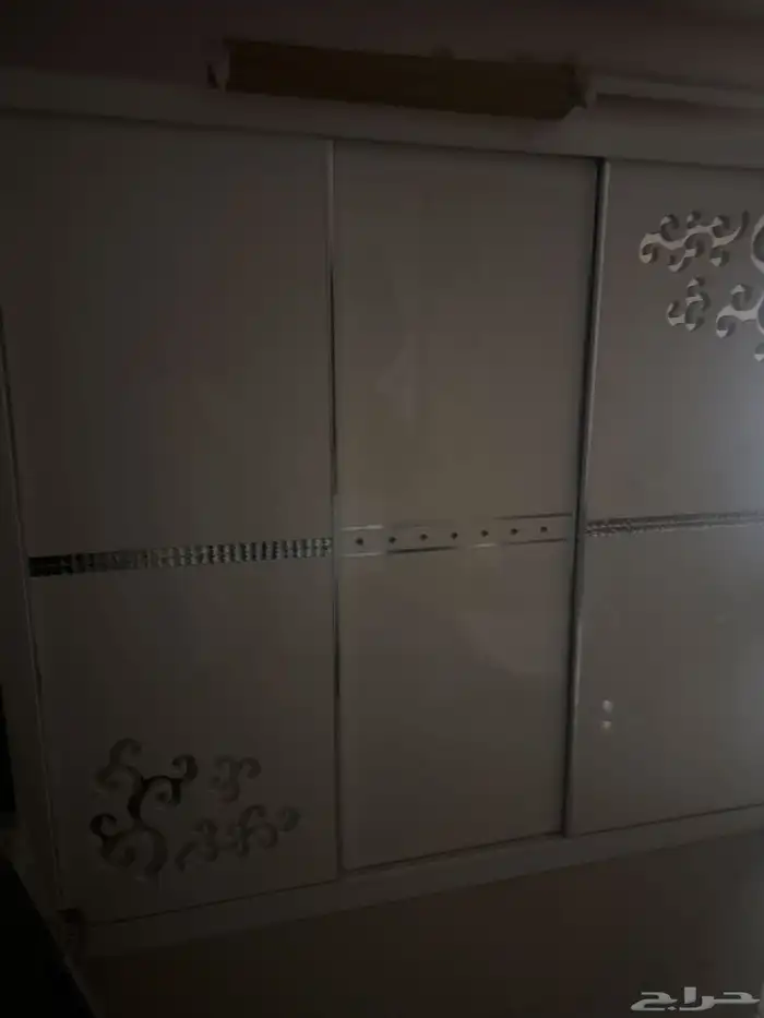 للبيع دولاب ملابس كبير شوفيره ودرج تخزين 1