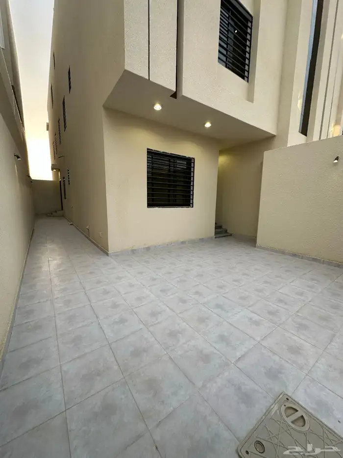 للبيع روفات وسيعة مع كراج باسعار مناسبة مخطط 2 بالخميس 1