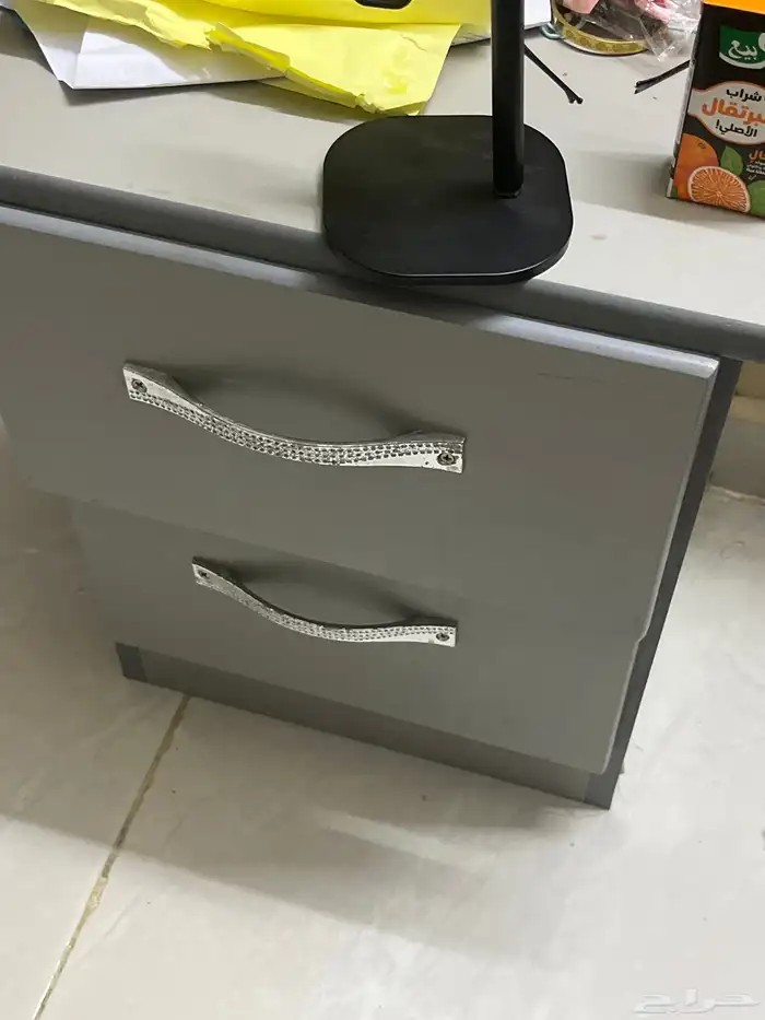 كرسي نوم العدد 3 و اثنين طاولة صغيرة درج و طاوله كبيره 2