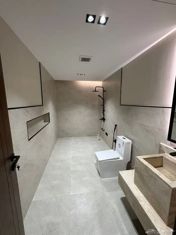 للبيع فيلا مودرن دورين وملحق واصل جميع الخدمات بحي راقي 19