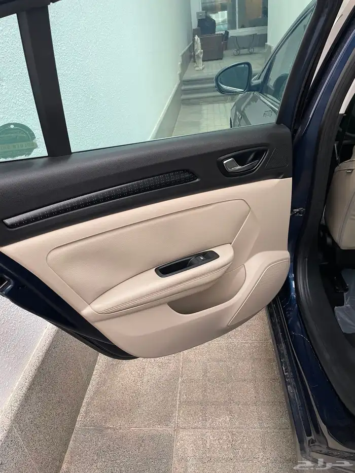 2018 رينو ميقان نص فل شاشة كبيرة 12