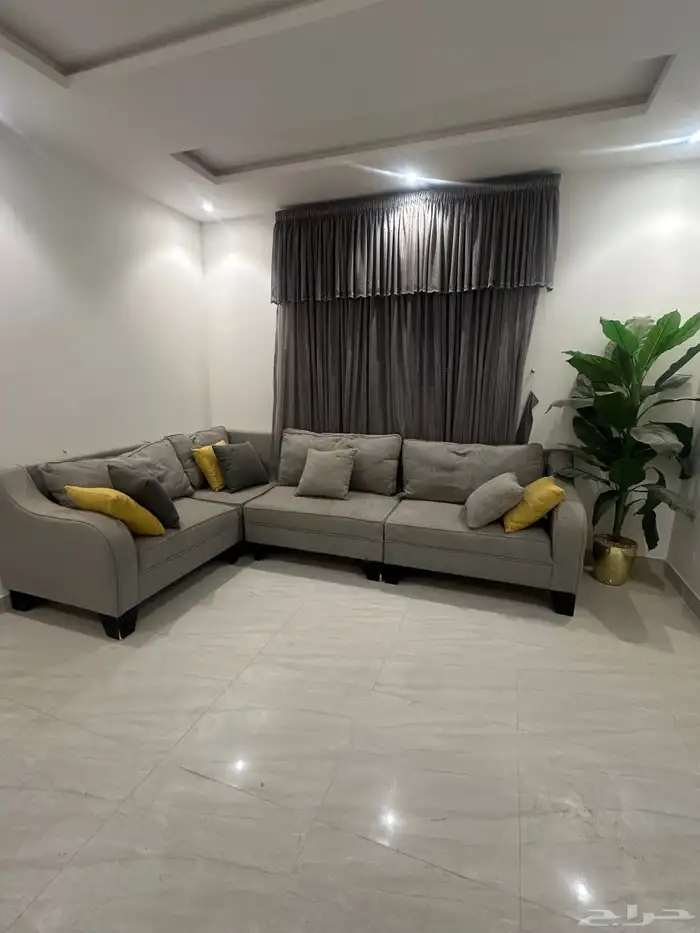 للبيع كنب و طاولة و ستارة وطاولة تلفزيون 0