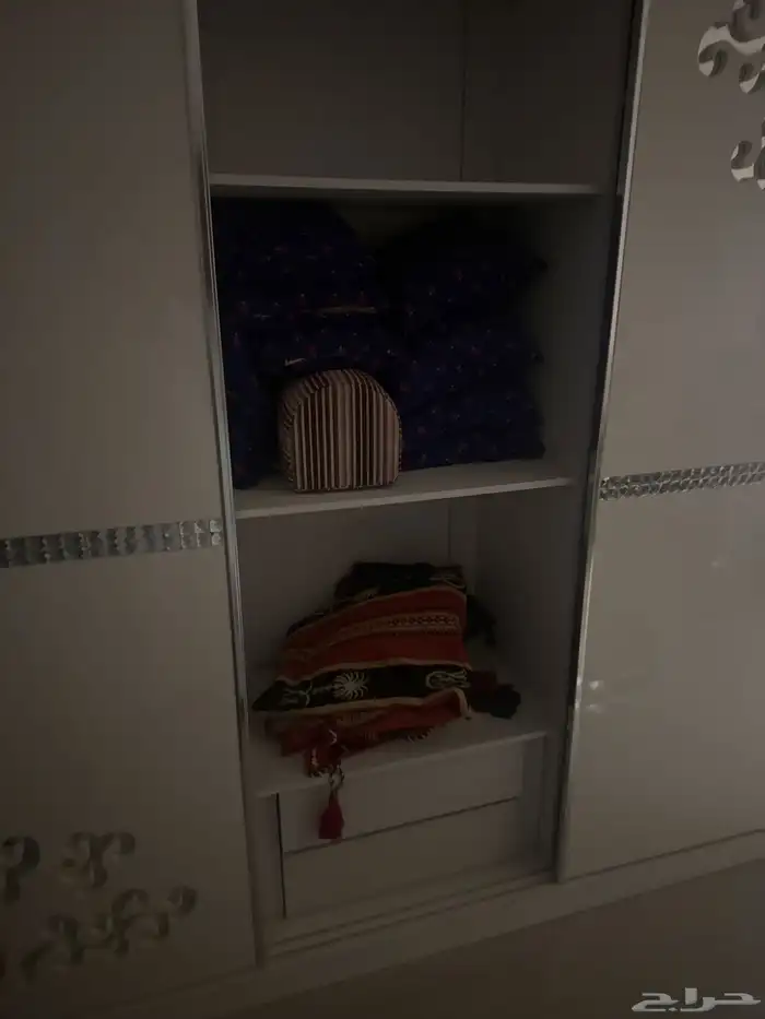 للبيع دولاب ملابس كبير شوفيره ودرج تخزين 3