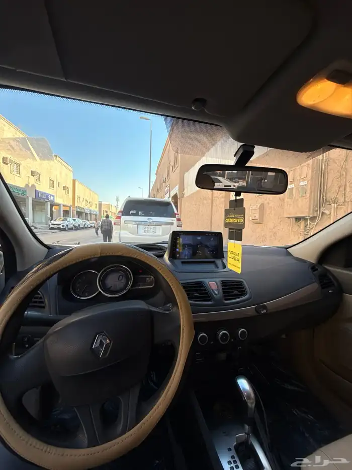 سيارة من نوع RENAULT- FLUENCE 2015 13