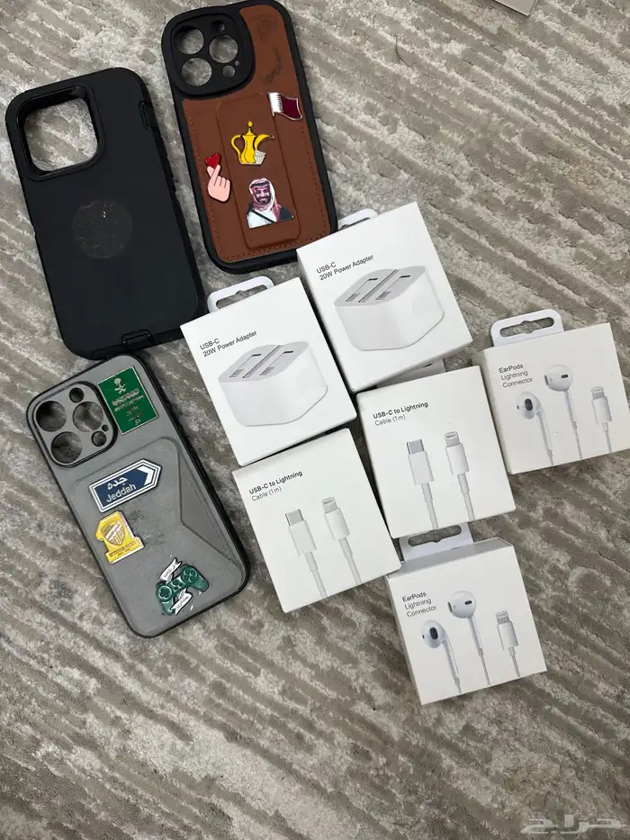 جرابات للجوال فيش وشاحن وسماعات 0